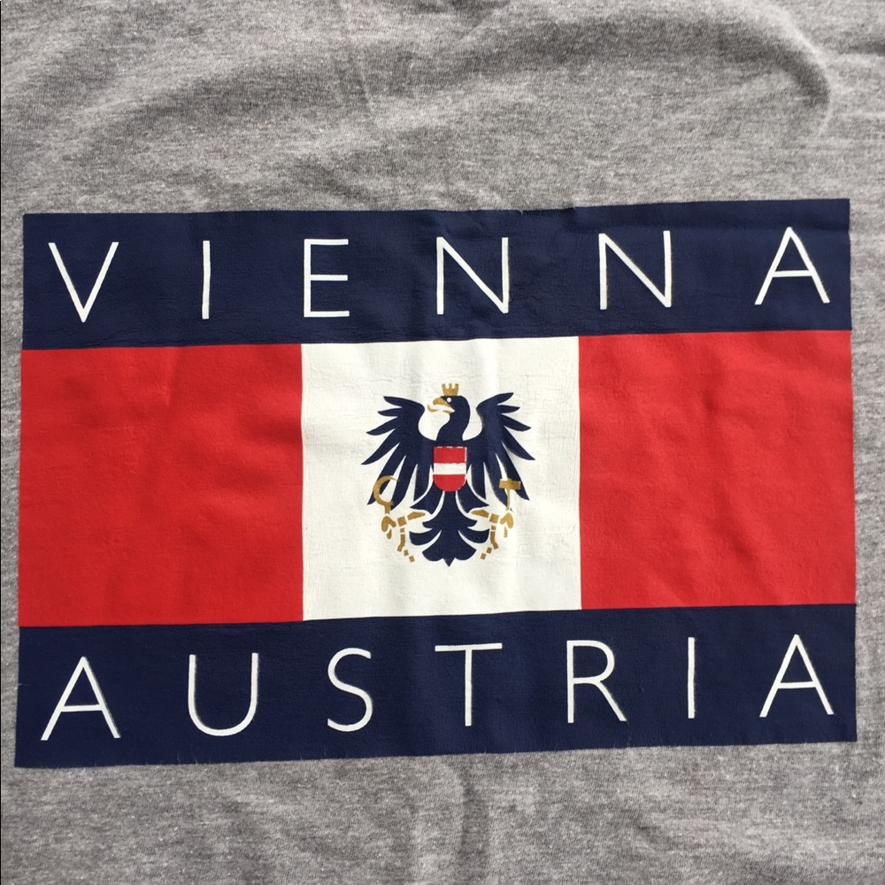 XL Austria Vienna gift shop bar logo T-shirt